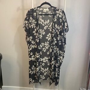 Bobeau Black and‎ White Floral Kimono
